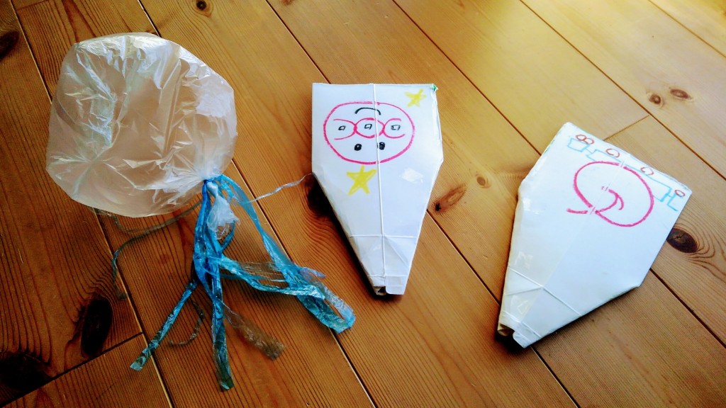 手作りおもちゃ お正月の室内遊びに 牛乳パックの羽根つき ビニール袋で凧揚げ