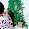 【季節グッズ・おもちゃ】クリスマスツリーを導入。子どもに多少おもちゃにされても大丈夫なタペストリー(ニトリ)にしました。アドベントカレンダーも開始☆